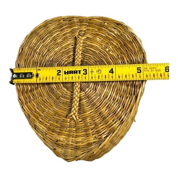 Handwoven Heart-Shaped Pine Straw Woven Basket With Lid For Storage Decoration - Picture 5 of 8